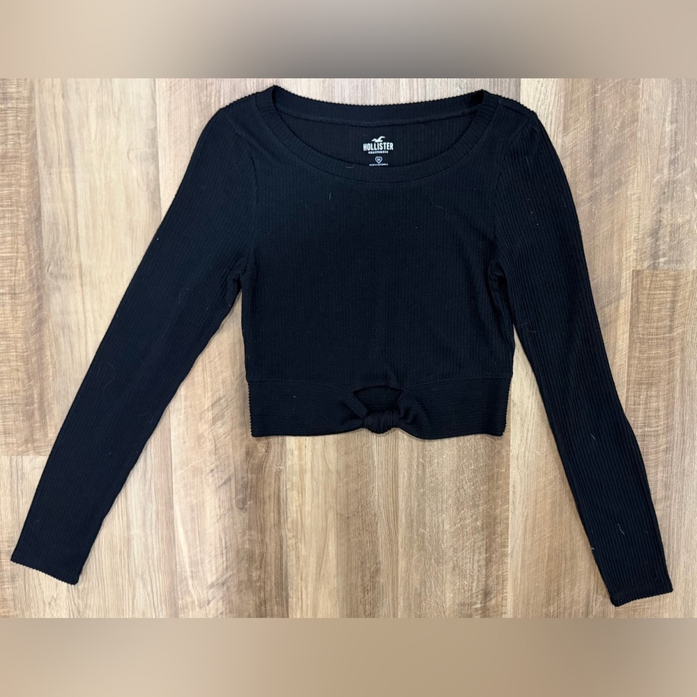 Hollister Size Medium Black Long Sleeve Crop Top